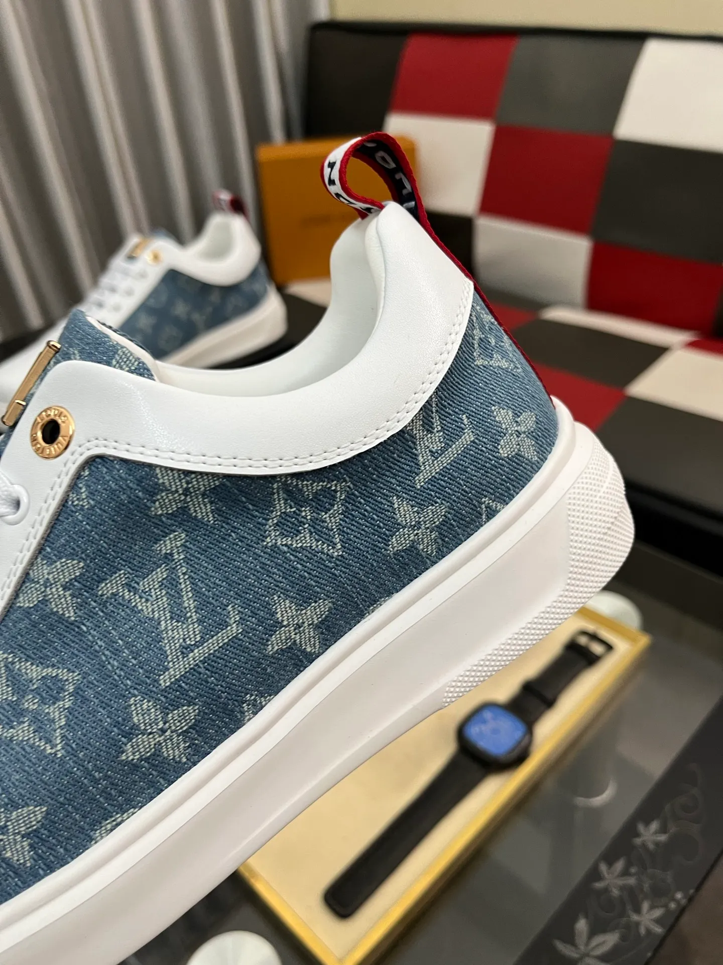 Men's shoes 💰400⌚️⌚️《Louis vuitton/LV Louis Vuitton》original quality.~ Unique modern style sneakers. 🏃A must-have casual shoe for trendy men😍😍 Original brand imported from Italy, imported original leather, cowhide lining (refuses to discolor and grind feet) sole: original sole provided by the original factory, French lazy style design ⚠️Fit to the feet, original quality, super comfortable original sole. Code number: 38-443️⃣Colors available